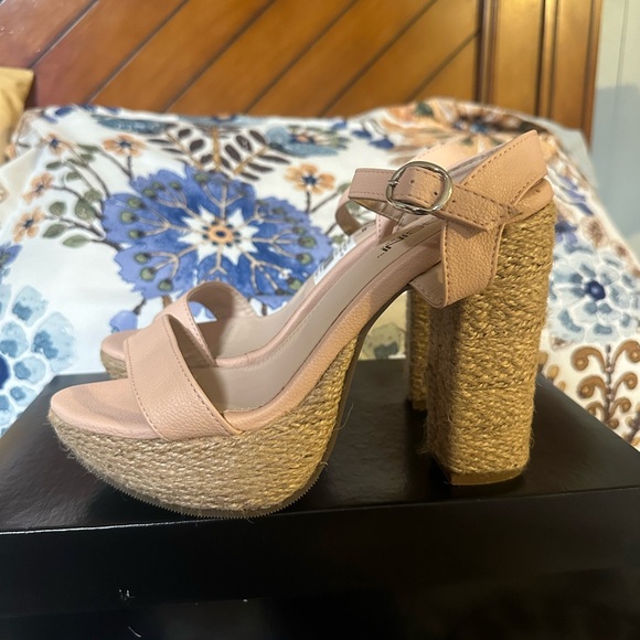 Elegant Nude Platform Sandals - Picture 1 of 5